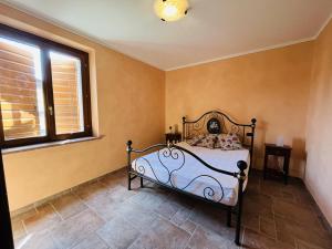 蒙赞巴诺Il borgo fra i laghi的一间卧室设有一张床和一个窗口