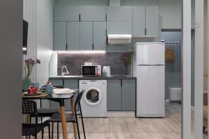 阿拉木图Апартаменты Comfort Life 91的厨房配有冰箱和洗衣机。