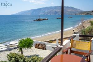 斯基罗斯岛Ferogia的餐厅享有海滩美景