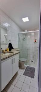 圣路易斯Apartamento pé na areia的带淋浴、盥洗盆和卫生间的浴室