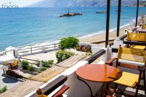 斯基罗斯岛Ferogia的一个带桌椅和海滩的阳台