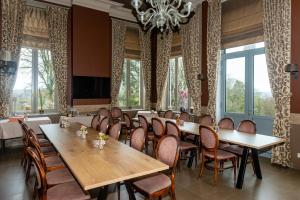龙塞Boeckhaege vakantiewoning的一间带桌椅和吊灯的用餐室