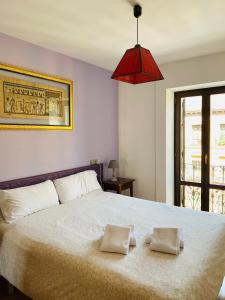萨拉戈萨萨拉戈萨科索公寓 的一间卧室配有一张大床和两个枕头