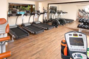 埃拉特莱昂纳多埃拉特全包酒店 的健身房,设有数排跑步机和椭圆机