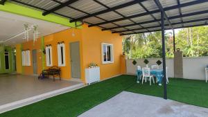 浮罗山背Sri MaLati Homestay and Event Space的房屋设有带桌椅的庭院