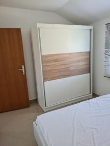 波弗加纳Apartments Ivan的卧室设有滑动玻璃门和1张床
