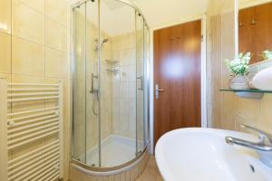 扎达尔伊雷娜别墅旅馆的带淋浴和盥洗盆的浴室