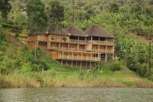 卡巴莱Keije Resort Bunyonyi的水体旁小山上的大房子