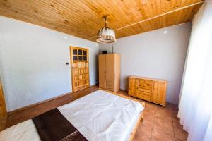 奥克宁卡Willa Magda的一间卧室设有一张床和木制天花板