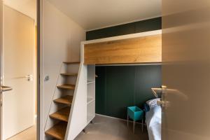 沙博伊茨Boje 67的一间小卧室,配有双层床和绿色的墙壁