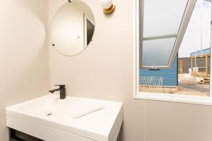 沙博伊茨Boje 67的一间带水槽和镜子的浴室以及窗户。