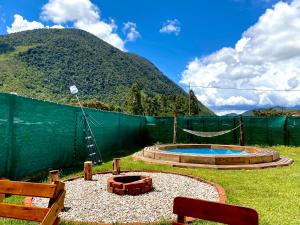 奥克萨潘帕Cabaña Alpina SEAL的后院设有游泳池和山脉