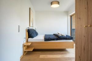 奥拉Pension Grasser Apartment的一间卧室配有一张木架床