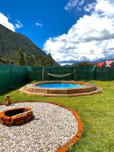 奥克萨潘帕Cabaña Alpina SEAL的一个带围栏的院子内的小型游泳池
