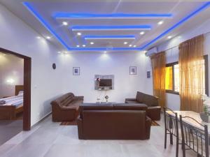 达喀尔Villa soleil du Sénégal的客厅设有蓝色的LED天花板。