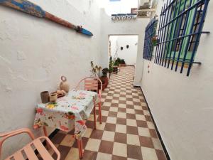 克莉丝蒂娜岛Casa Dos Mareas的一间设有桌子和 ⁇ 板的房间