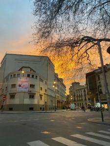 潘普洛纳Pamplona ciudad maravilla的一条城市街道,有建筑和日落