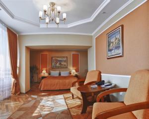 利沃夫赫特曼酒店的酒店客房带一张床、一张桌子和椅子