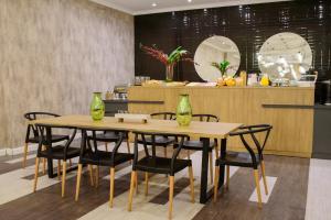 布宜诺斯艾利斯1253 Recoleta Small Hotel的一间带2张桌子和椅子的用餐室