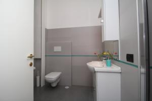 阿韦利诺Angoletto Young B&B的白色的浴室设有卫生间和水槽。