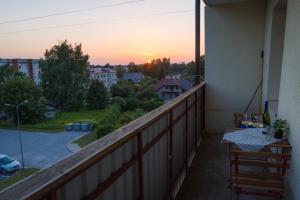 瓦尔米耶拉Warm & Cozy Apartment with balcony in Valmiera的阳台享有日落美景。