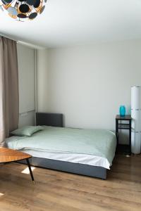 瓦尔米耶拉Warm & Cozy Apartment with balcony in Valmiera的一间卧室配有一张床和一张桌子