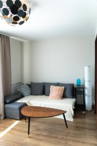 瓦尔米耶拉Warm & Cozy Apartment with balcony in Valmiera的客厅配有沙发和桌子