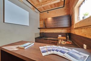 JohnsbachXeis Natur Apartments的厨房设有木墙和木桌