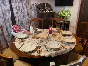 斯泰尔霍伊Chalupa pri Čerešni “Moja srdcovka”的餐桌,配有蜡烛、盘子和椅子