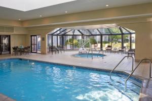 伊甸草原明尼阿波利斯庭院伊甸草原酒店的一座配有桌椅的酒店游泳池