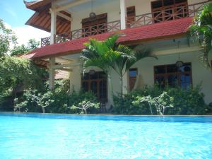罗威那贾耶旅馆的一座房子前面设有游泳池