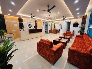 哈里瓦Ganges blossam - A Four Star Luxury Hotel & Resort的大厅,在房间内配有沙发和桌子