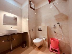 哈里瓦Ganges blossam - A Four Star Luxury Hotel & Resort的浴室配有卫生间、盥洗盆和淋浴。