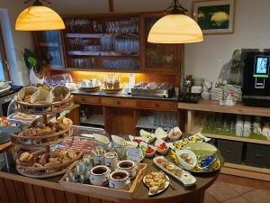 布伦纳山口格里斯Steinhof的包含多种不同食物的自助餐