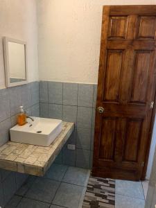圣何塞港Chalet Casa Vacacional Riveras de Chulamar的一间带水槽和木门的浴室