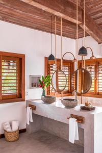 卡拉伊瓦Pousada Hayo Pé na Areia的一间带两个水槽和木制天花板的浴室