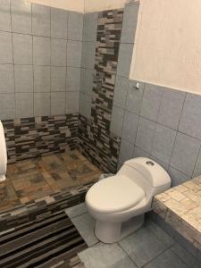 圣何塞港Chalet Casa Vacacional Riveras de Chulamar的一间位于客房内的白色卫生间的浴室
