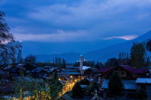 斯利那加Zostel Srinagar的一座小城镇,晚上有钟楼