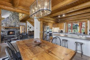 特柳赖德Sneffels的厨房以及带木桌和壁炉的用餐室。