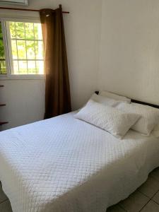 圣何塞港Chalet Casa Vacacional Riveras de Chulamar的卧室内的一张白色床,设有窗户