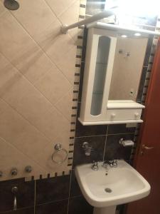 里奥加耶戈斯Vientos del Sur的一间带水槽和镜子的浴室
