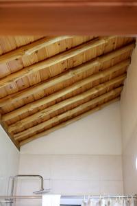 Canto da AreiaCasas Goulart的天花板和木梁浴室