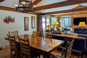 提顿村Golf Creek12的一间带木桌和椅子的用餐室