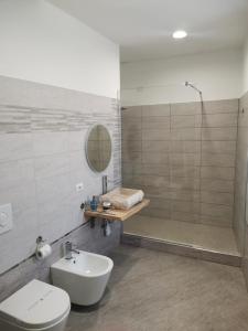 Lonate CeppinoLONATE ROOM的带淋浴、卫生间和盥洗盆的浴室