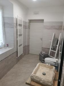 Lonate CeppinoLONATE ROOM的带浴缸、卫生间和盥洗盆的浴室