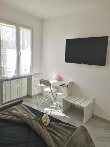 Lonate CeppinoLONATE ROOM的白色的客厅墙上配有电视