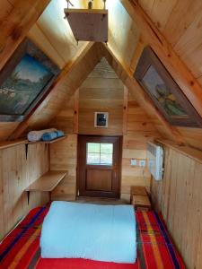 科拉欣Etno smjestaj Bjelasica的小木屋内的卧室,配有一张床