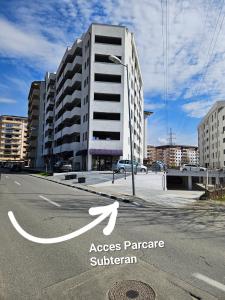 拉姆尼库沃尔恰Apartament Ștrand的一条城市街道,路上有白色的箭头