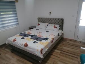 鲁德尼克Apartmani Ružina staza的一间卧室配有一张床,床罩上带有心包