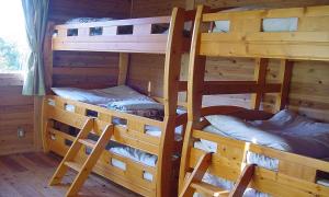 屋久岛Maetakeso的小木屋内的两张双层床